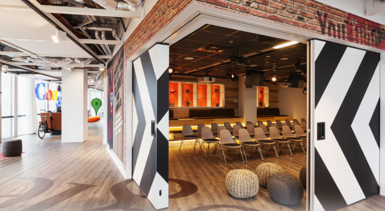 Gli uffici di Google ad Amsterdam, sono progetto di D/Dock, che unisce graphic e interior design. I 32.000 mq di spazio sono ispirati al garage originario in cui i fondatori crearono Google. Il design comprende elementi interattivi, cucine e aree di relax per i dipendenti, oltre a richiami alla cultura locale. Il concetto si focalizza sulla soddisfazione dei bisogni quotidiani dei collaboratori: felicità, comfort, flessibilità, riposo, alimentazione e stimolazione visiva. Questa sinergia tra graphic e interior design crea un ambiente funzionale e ispirante, che riflette i valori e la filosofia dell'azienda.
