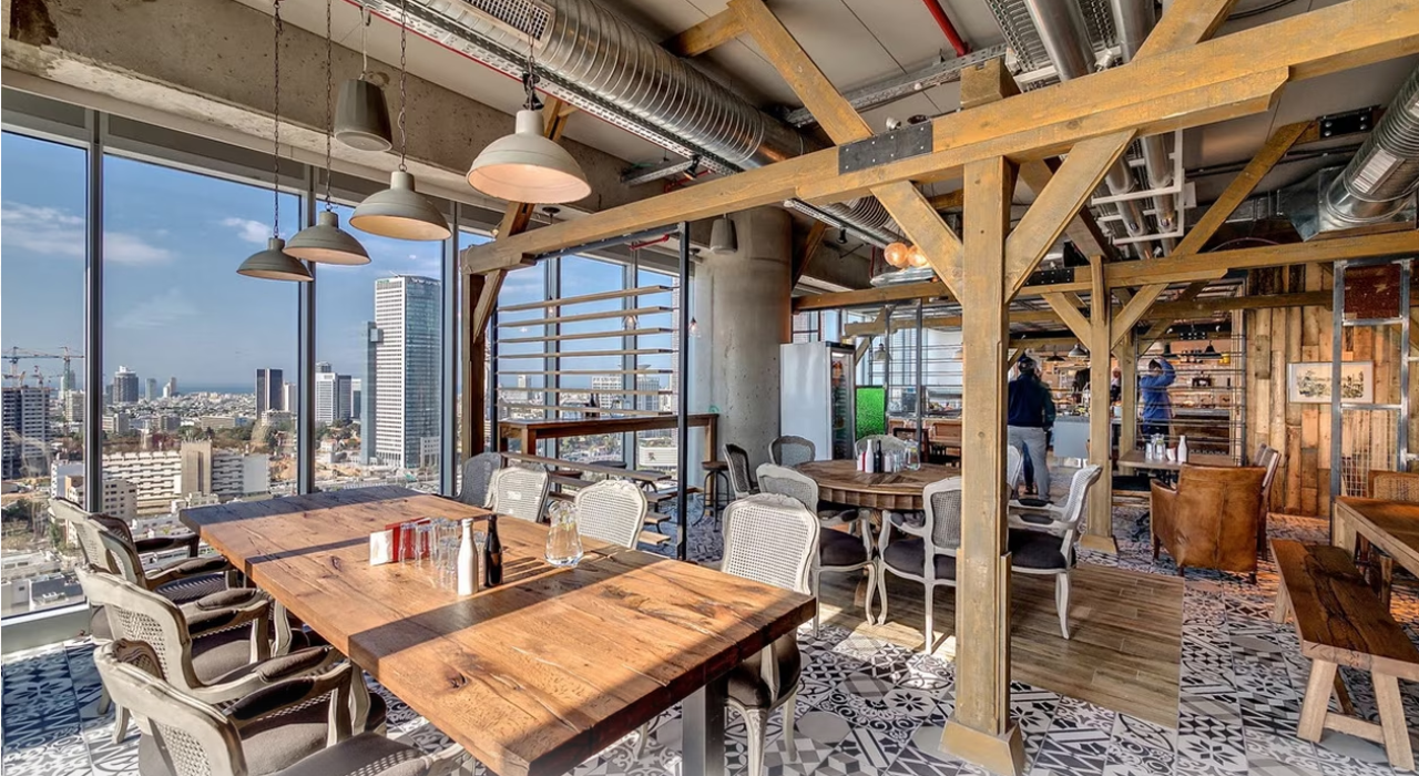 La sede di Google a Tel Aviv, progettata da Camenzind Evolution insieme a Yaron Tal e Setter Architects, esprime l'integrazione creativa tra graphic e interior design. Gli otto piani dell'edificio (Torre Electa) riflettono diversi aspetti di Israele attraverso scenografie uniche. La reception richiama il porto di Tel Aviv con pavimenti ondulati, mentre corridoi e spazi d'accoglienza evocano antiche strade acciottolate e paesaggi urbani. Dettagli rustici caratterizzano una sala da pranzo come un magazzino riconvertito, mentre piante rampicanti abbracciano un'altra sala. Ambienti di lavoro organizzati in open space mantengono l'attenzione focalizzata. Lo scivolo collega i piani, richiamando il design distintivo di Zurigo.