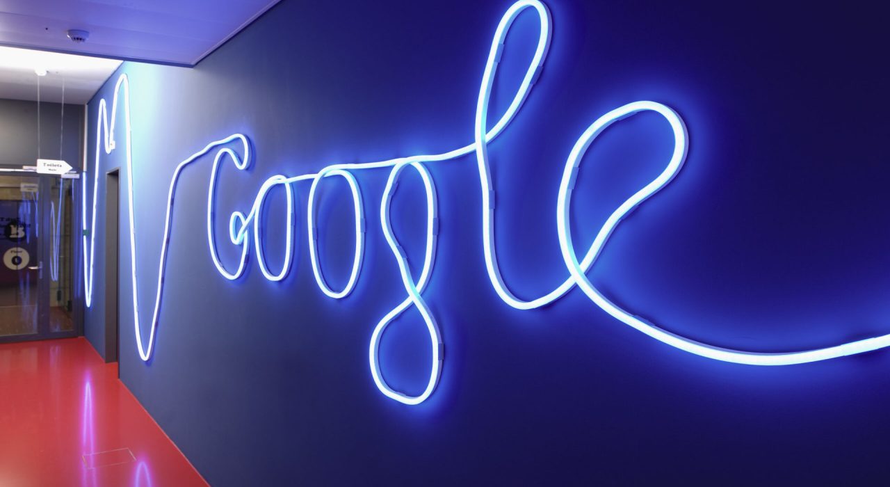 La sede svizzera del Google EMEA Engineering Hub a Zurigo, un moderno edificio di 7 piani, riflette il talento di Camenzind Evolution nel graphic e interior design. Ogni piano ha un colore distintivo e spazi flessibili, promuovendo benessere e comunicazione tra oltre 50 nazionalità. Sale riunioni ispirate a un ambiente rilassante, come igloo o cabinovia, facilitano la collaborazione. Connessioni veloci, come pali e scivoli a spirale, favoriscono la circolazione e l'interazione tra i dipendenti. L'approccio innovativo del design integra lavoro e svago, con aree per sport, giochi, biblioteca e centro termale.