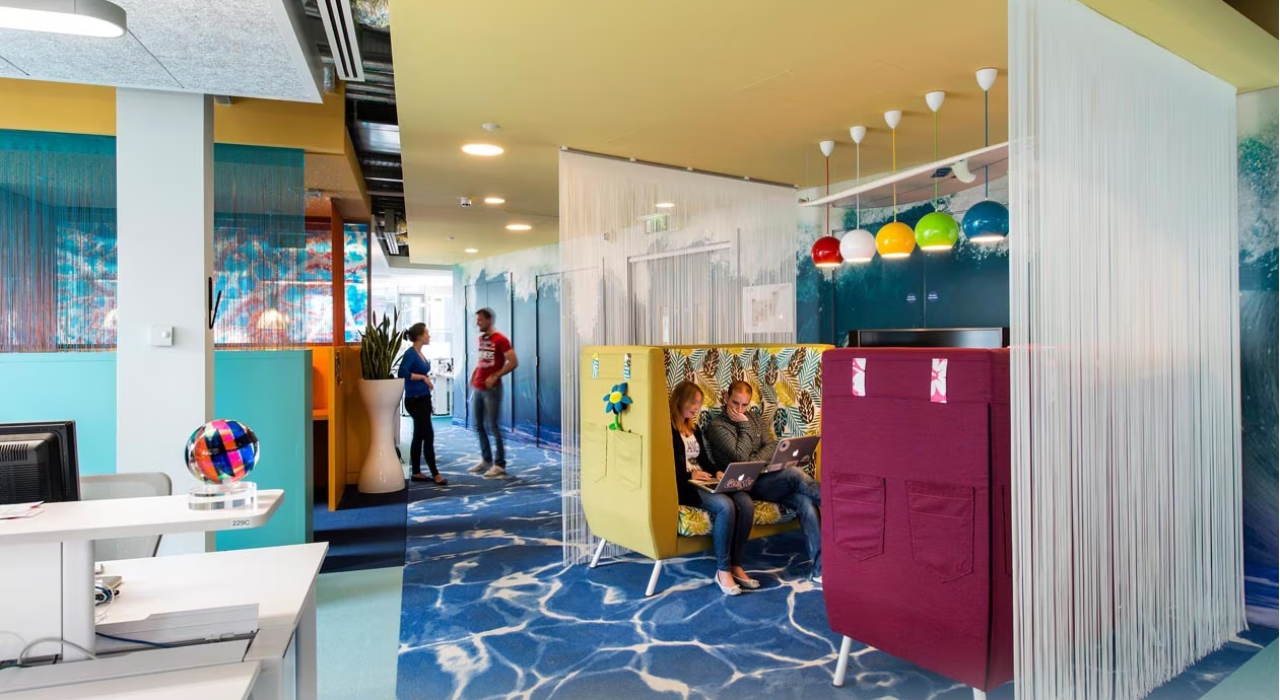 Il vecchio porto di Dublino è diventato una Silicon Valley con il campus di Google, Microsoft, Facebook e LinkedIn. Progettato da Camenzind Evolution e Henry J. Lyons Architects, il campus offre 14 piani e quattro edifici distinti, con un interior design unico per ogni piano. Materiali sostenibili, spazi personalizzati e aree per il benessere promuovono l'innovazione e la collaborazione. Con un mix creativo di graphic e interior design, il campus di Google a Dublino attira talenti globali con il suo ambiente coinvolgente e stimolante. Pasti gratuiti, trasporto e flessibilità oraria migliorano la qualità della vita dei dipendenti.