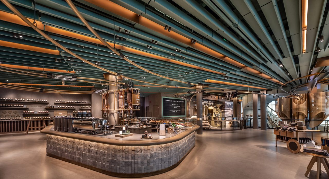 Il Chicago Roastery, inaugurato il 15 novembre, unisce graphic e interior design in un'esperienza di vendita al dettaglio unica. Su cinque piani e 35.000 piedi quadrati, offre nuove esperienze con menu di bevande artigianali e cibi deliziosi dal panificio boutique Princi®. La caffetteria al terzo piano ha sette metodi di erogazione e un'elegante botte color bronzo di 56 piedi. L'interior design omaggia Chicago, con opere d'arte di artisti locali e bevande esclusive sviluppate con mixologist pluripremiati al cocktail bar Arriviamo™ al quarto piano.