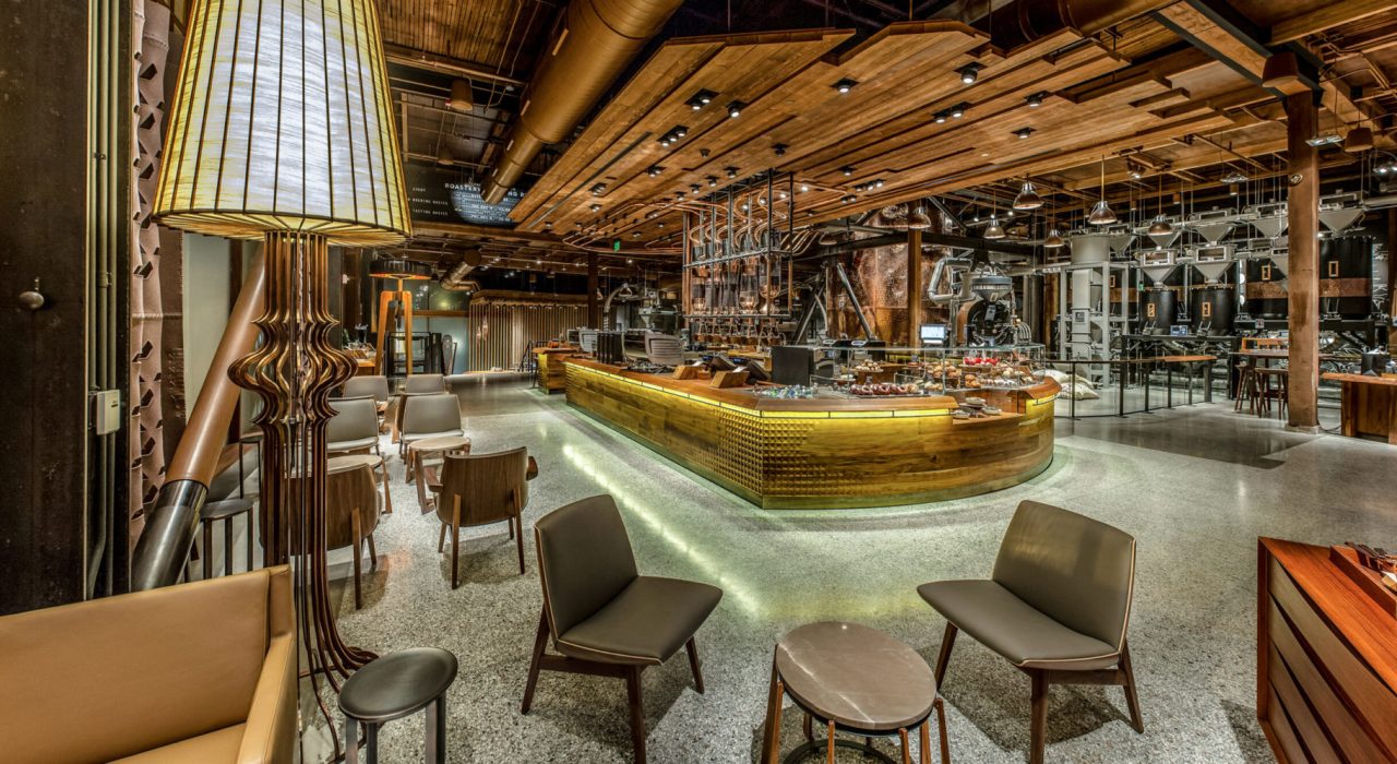Nel dicembre 2014, Starbucks lanciò il primo Starbucks Reserve® Roastery a Seattle. Il design, fusione di graphic e interior design, offriva un'esperienza coinvolgente e sensoriale. Gli ambienti accoglienti presentavano murali artistici, segnaletica personalizzata e dettagli ispirati al caffè da tutto il mondo. Un viaggio multisensoriale, con l'interior design che creava un'identità visiva unica, guidato dal graphic design.