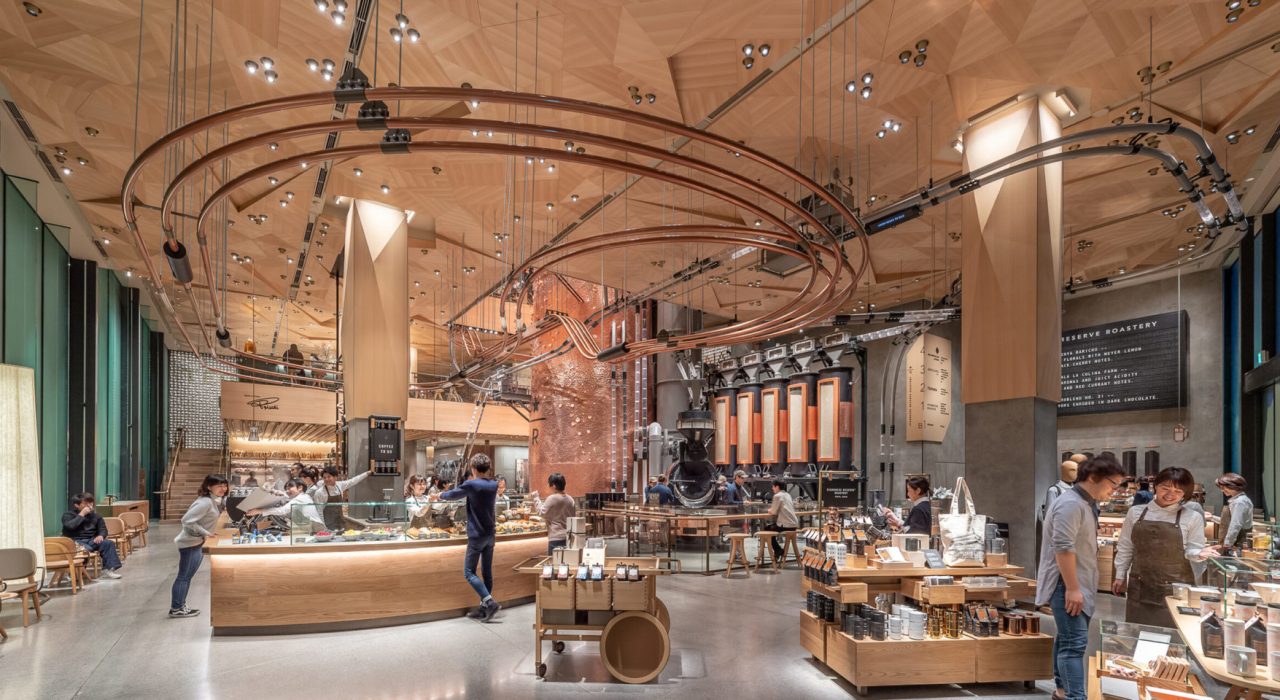 Il Roastery di Starbucks a Tokyo, aperto nel 2019, è un'esperienza coinvolgente che fonde graphic e interior design. Progettato con l'architetto Kengo Kuma, l'esterno in legno richiama la natura del Giappone. L'interno, creato dal team di design di Starbucks, unisce il moderno con l'artigianato giapponese, su quattro piani e 2.966 metri quadrati. Il Roastery offre uno spazio stimolante per scoprire e gustare il caffè con tutti i sensi.